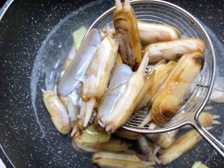 8、香辣老蛏,老蛏煮至开口，捞起来放入盘里