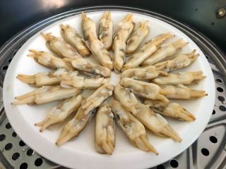 11、香辣老蛏,蒸锅水开，放入老蛏蒸5分钟