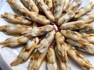 12、香辣老蛏,蒸好拿出来，在老蛏上均匀的浇上20g蒸鱼豉油