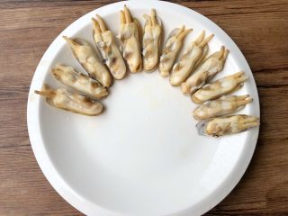 10、香辣老蛏,把老蛏一个一个摆好，直至全部摆完