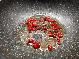 14、香辣老蛏,热锅放入适量油，放入花椒和干辣椒，小火炒出香味