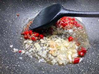 15、香辣老蛏,放入葱白炒香