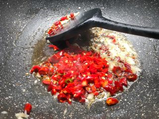 16、香辣老蛏,放入辣椒碎翻炒一下