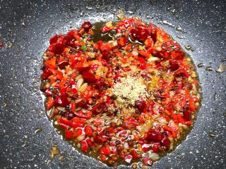 17、香辣老蛏,放入一丢丢盐，再放入5g鸡精，搅拌均匀