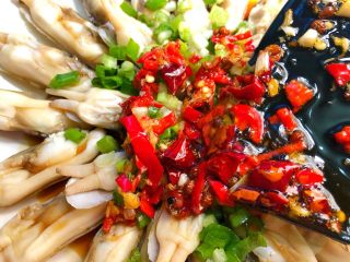 18、香辣老蛏,把炒好的香料全部浇到老蛏上面即可