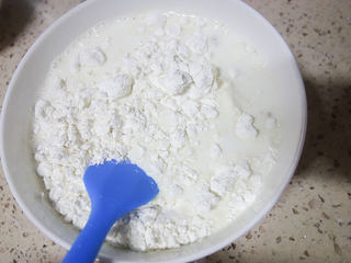 5、不用揉面懒人快手发糕 辅食10M+牛奶红枣发糕,用勺子搅拌均匀