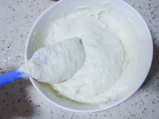 6、不用揉面懒人快手发糕 辅食10M+牛奶红枣发糕,这个糊是很粘稠的，不可以用手哦