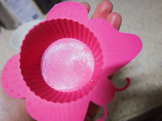 8、不用揉面懒人快手发糕 辅食10M+牛奶红枣发糕,准备硅胶模具，你也可以用耐高温的玻璃盒等，涂上一层油防粘