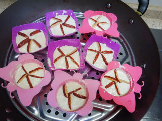 13、不用揉面懒人快手发糕 辅食10M+牛奶红枣发糕,冬天冷的话发酵的水变凉你中途要换水，不然发的很慢的。