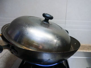 15、不用揉面懒人快手发糕 辅食10M+牛奶红枣发糕,因为我没有盖保鲜膜，蒸的时候有水汽滴落到发糕表面会很难看，我就用一根筷子将锅盖倾斜，这样水就往一边走了，不会滴落在发糕上，但是因为锅盖有点开着所以蒸的时间也比较久，大概要15-20分钟。蒸的时间看你发糕的大小决定时间长短，我这个是小杯子也会比较快