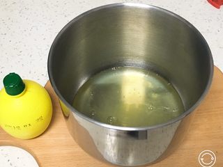 1、桑椹蛋糕卷,鸡蛋分离出蛋白和蛋黄,鸡蛋必须是冷藏后的,蛋白中加入柠檬汁。