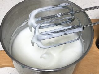 3、桑椹蛋糕卷,打蛋器高速搅打50圈,蛋白有下垂的弯钩,颜色变白,加入15克细砂糖。
