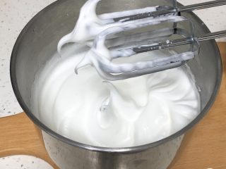4、桑椹蛋糕卷,继续搅打50圈,蛋白变得细腻光滑,再加入15克细砂糖。
