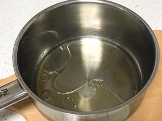 6、桑椹蛋糕卷,玉米油和清水混合,加入盐,用打蛋器低速搅拌至融合。