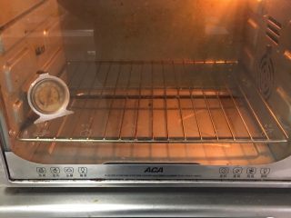 11、桑椹蛋糕卷,烤箱开始预热,150度,时间10分钟。