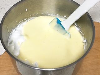 13、桑椹蛋糕卷,蛋糕糊倒回蛋白中。