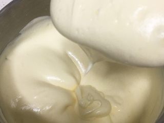 14、桑椹蛋糕卷,继续翻拌50次左右,蛋糕糊就完成了,蛋糕糊是浓稠的状态。