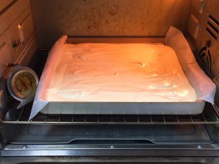 16、桑椹蛋糕卷,烤箱已经预热好,金盘送入烤箱,150度烤制20分钟。