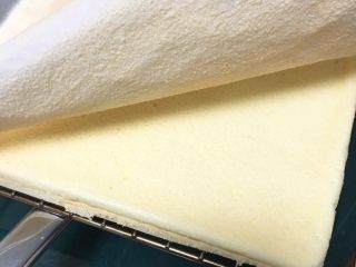 17、桑椹蛋糕卷,烤完立即倒扣,掀掉烤盘纸。