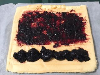 19、桑椹蛋糕卷,将桑椹果酱铺入蛋糕中。