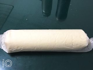 20、桑椹蛋糕卷,顺势卷起来,两头收紧放入冰箱冷冻一小时定型。