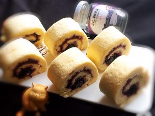 21、桑椹蛋糕卷,拿出切片,细齿刀加热一下切起来平整光滑,切一刀擦干后再切下一刀。