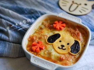 4、小狗烤鲜蔬焗土豆泥 宝宝辅食，牛奶+玉米+毛豆+番茄+马苏里拉奶酪,用模具印出眼睛、鼻子、嘴巴。没有模具自己剪。剪好了直接放在脸上。如果跟我一样提前一晚做好小狗，做好了放冰箱冷藏。