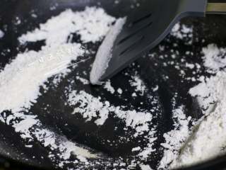 5、小狗烤鲜蔬焗土豆泥 宝宝辅食，牛奶+玉米+毛豆+番茄+马苏里拉奶酪,用面粉和牛奶做一个白酱。先倒1/2面粉放锅里小火炒。