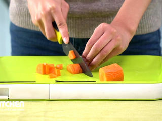 2、自制宝宝香肠,胡萝卜切小块