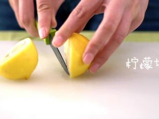 5、自制宝宝香肠,柠檬切两半