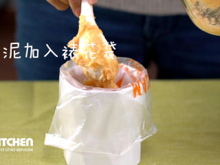 11、自制宝宝香肠,把肉泥装进裱花袋