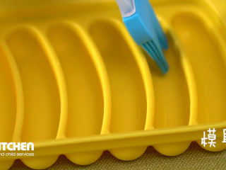 12、自制宝宝香肠,模具刷油