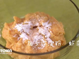 10、自制宝宝香肠,盛出加少许淀粉、虾皮粉调味