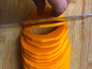 1、糯米南瓜饼,南瓜去皮切成薄片