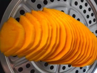 2、糯米南瓜饼,上锅给他蒸熟