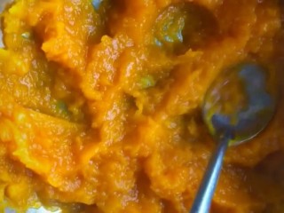 3、糯米南瓜饼,放入盆中加一勺白糖按压成泥