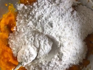 4、糯米南瓜饼,加入适量的糯米粉，糯米粉看着加，揉成面团不沾手就行了