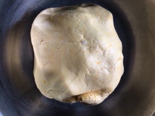 5、糯米南瓜饼,揉成面团