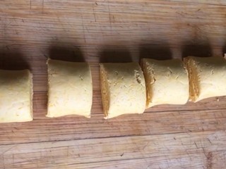 6、糯米南瓜饼,切成小的剂子