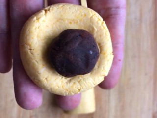 7、糯米南瓜饼,包上豆沙馅