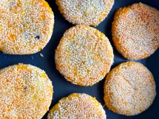 10、糯米南瓜饼,锅刷一层油放入锅中煎至两面金黄就可以吃了