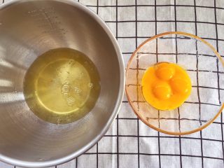 2、宝宝辅食12M➕：8寸戚风蛋糕,将蛋清与蛋黄分离，要确保蛋清里面没有任何蛋黄