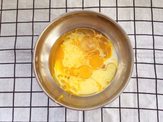 3、宝宝辅食12M➕：8寸戚风蛋糕,将纯牛奶和玉米油倒入蛋黄里面，包裹住蛋黄，放一旁备用
