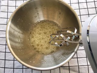 4、宝宝辅食12M➕：8寸戚风蛋糕,开始打发蛋白，先一档低速开始打，把一块块的蛋白打散