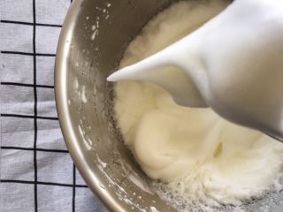 5、宝宝辅食12M➕：8寸戚风蛋糕,打散后转高速，透明的蛋白打至白色后，提起打蛋器出现一个小尖钩，就可以开始加糖了