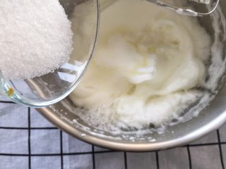 6、宝宝辅食12M➕：8寸戚风蛋糕,先加入三分之一的砂糖