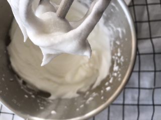 7、宝宝辅食12M➕：8寸戚风蛋糕,继续开高速档打发，满满的蛋白霜开始有阻力，打蛋器会慢慢变重，一直打发到提起形成尖钩的发泡程度