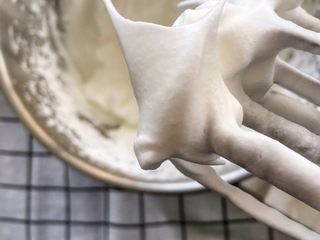 8、宝宝辅食12M➕：8寸戚风蛋糕,继续加入剩余的二分之一的砂糖，高速打发，一边转动打蛋盆，打发到细砂糖完全融化，再次出现尖钩，这次的尖钩比第一次的细腻很多
