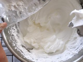 9、宝宝辅食12M➕：8寸戚风蛋糕,加入玉米淀粉