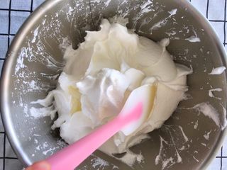 11、宝宝辅食12M➕：8寸戚风蛋糕,搅拌一下转中速，直到玉米淀粉搅拌均匀，然后用刮刀将边缘不均匀的蛋白霜刮进去，混合均匀